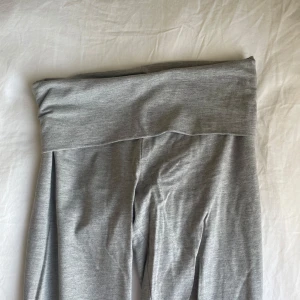 Grå yogapants  - Lågmidjade yogapants från Gina, nästan oanvända 