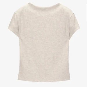Beige kortärmad t-shirt - Stickad t- shirt, Aldrig använd. 