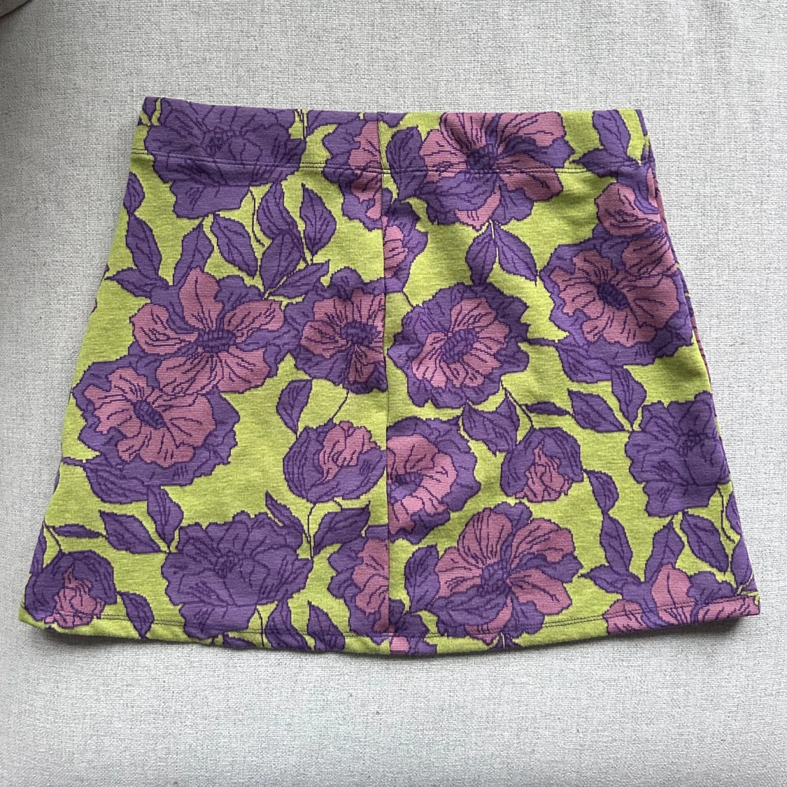 Blommig kjol i grönt och lila från Zara