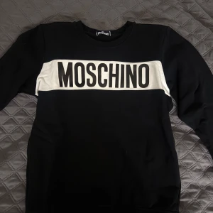  Moschino tröja - Använd en gång, storlek S