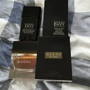 Gucci Envy och Pour Homme set - Säljer ett set med Gucci Envy for Men deodorant stick och Gucci Pour Homme after shave lotion. Deodoranten är alkoholfri och kommer i en elegant svart förpackning. After shave lotionen har en stilren design med en genomskinlig flaska. Ny pris 2400kr, mitt pris 1800kr pris kan diskuteras vid snabb affär