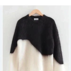 Svart och vit stickad tröja - Populär stickad tröja från other stories! Jättebra skick använd några få gånger ser ut som ny💕💕