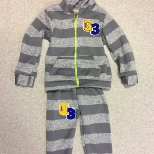 Färgglada barnset med huva och dragkedja - Säljer flera barnset med huva och dragkedja i olika färger och mönster. Seten har broderade detaljer och är randiga eller enfärgade. Perfekt för lek och bus!        Stlk 3-5år.               249kr/set  . Helt ny 