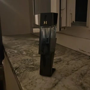 Bad boy cobalt Carolina herrera - Försöker hjälpa min pojkvän att få den här parfymen såld. Det är en 50ml parfym men den är använd vid antal gånger då det är kvar ungefär 20-30ml. Nypris 980 på kicks