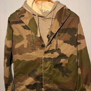 Camouflage jacka  - Säljer en cool camouflage jacka  och dragkedja. Perfekt för en avslappnad stil. Jackan har långa ärmar och en klassisk passform. Står storlek M men sitter som en S