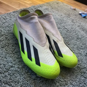 Adidas fotbollsskor crazyfast  - Säljer ett par Adidas crazyfast i neongul och svart design. Skorna har en strömlinjeformad form utan snörning och är perfekta för snabba rörelser på planen. De har en robust sula med dobbar för optimalt grepp. Hör av dig vid minsta fundering 