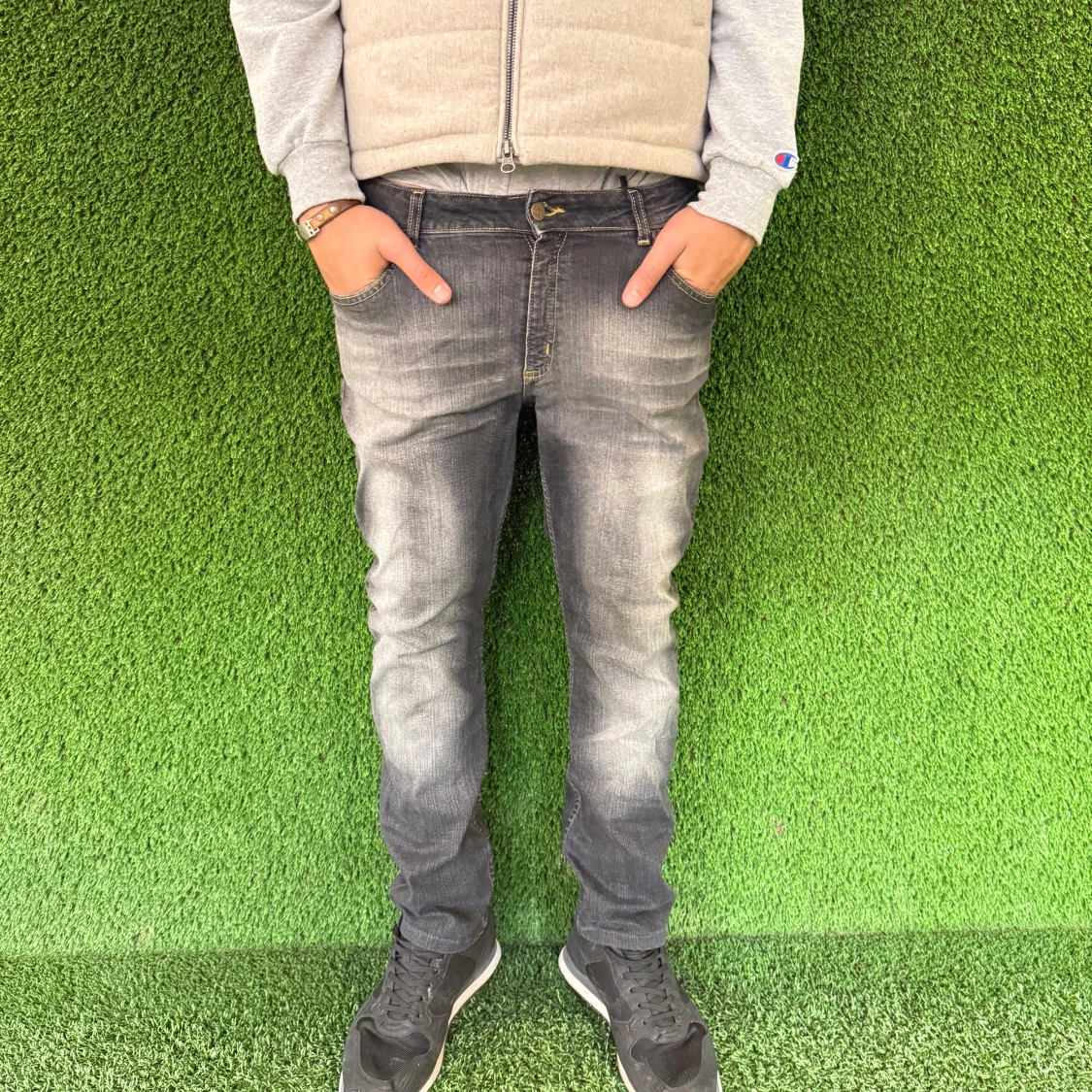 Grå jeansbyxor