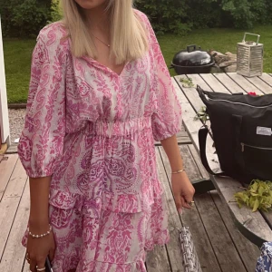 Klänning  - Så fin klänning ifrån Zara, finns inte att köpa längre, endast använd en midsommar så i ny skick💞💞