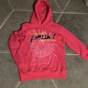 Spider hoodie - Säljer min pink spider hoodie, det finns inga skador och den är använd några gånger, skriv för mer information eller om intresserad.