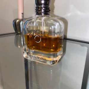 Stronger With You parfym från Emporio Armani - Säljer och Gör byte med.                                   Halva kvar i den Säljer en elegant parfymflaska av märket Emporio Armani, 'Stronger With You'. Flaskan är genomskinlig med en mörk kork och innehåller en bärnstensfärgad doft. Perfekt för den som vill ha en sofistikerad och modern doft.