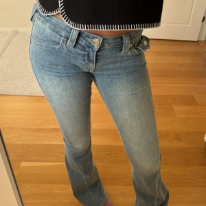 Lågmidjade True Religion Jeans - Helt nya utsvängda true religion jeans, lågmidjade och aldrig använda. Modell Joey, storlek 25 i midjan och passar mig som är 169, och säkert någon som är ännu längre. Nya kostar 1300kr 💘