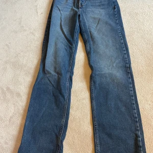 Blå jeans från Carin Wester - Snygga blå jeans från Carin Wester i klassisk stil. De har en rak passform och är perfekta för en avslappnad look. Jeansen har en knapp och dragkedja framtill. Aldrig använda💞