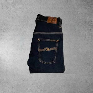 Nudie Jeans ”Tape Ted” - Säljer ett par jeans ifrån Nudie•Storlek W30 L32•Kontakta gärna vid frågor eller funderingar!