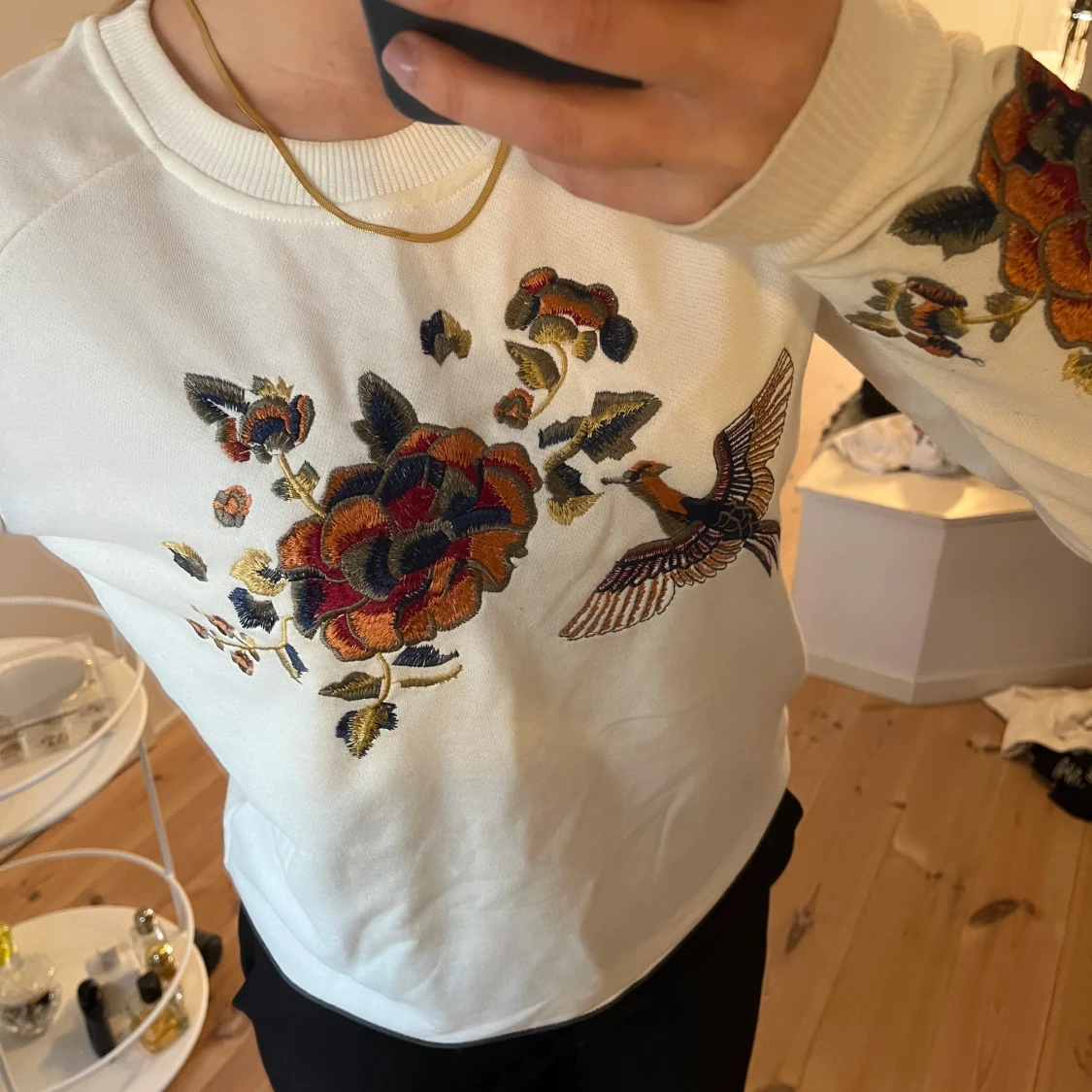 Vit sweatshirt med broderade detaljer  - 90