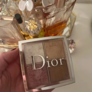 Dior Backstage Glow Face Palette - Dior Backstage Glow Face Palette med fyra nyanser: Strobe White, Strobe Gold, Blush Pink och Blush Bronze. Perfekt för att skapa en strålande look med både highlighter och rouge.