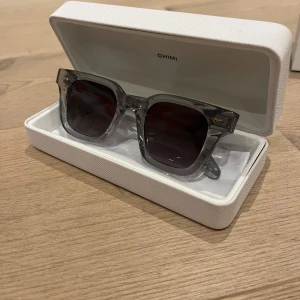 Grå solglasögon från Chimi - Snygga grå solglasögon från Chimi med en fyrkantig form. De har en transparent grå båge och mörka linser, perfekt för en stilren look. Kommer i ett elegant vitt fodral med Chimi-logga. Glasögonen är aldrig använda och orginalförpackning medföljer vid köp. Bara att höra av sig vid eventuella frågor!☺️