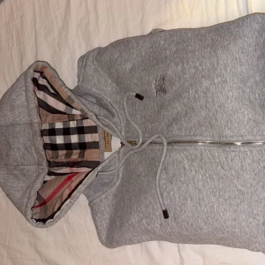 Grå Burberry zip  - Säljer nu denna gråa Burberry koftan då den inte kommer till användning, perfekt inför lite kallare väder. påse/tags medföljer. Pris kan diskuteras! Storleken är L men passar samt M