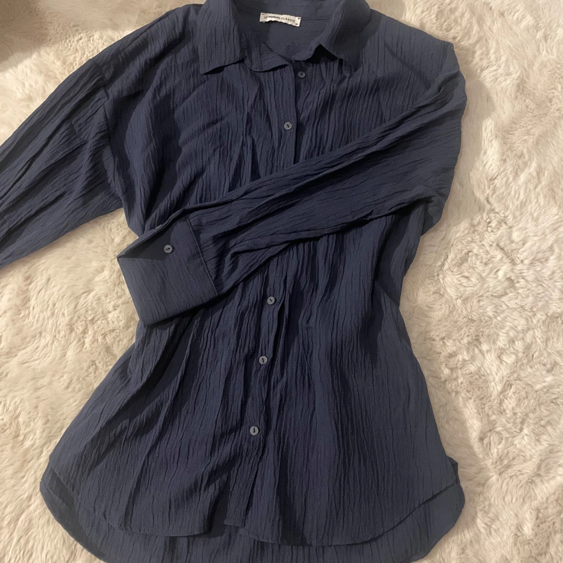 Mörkblå skjorta med knappar