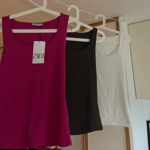 Färgglada linnetoppar från Zara 🩷🤎🤍 - Tre klassiska linnen från Zara till paketpris. Den rosa är oanvänd med lappen kvar (M) , den bruna oanvänd men ingen lapp kvar( S) , den vita är använd 1 gång (S)