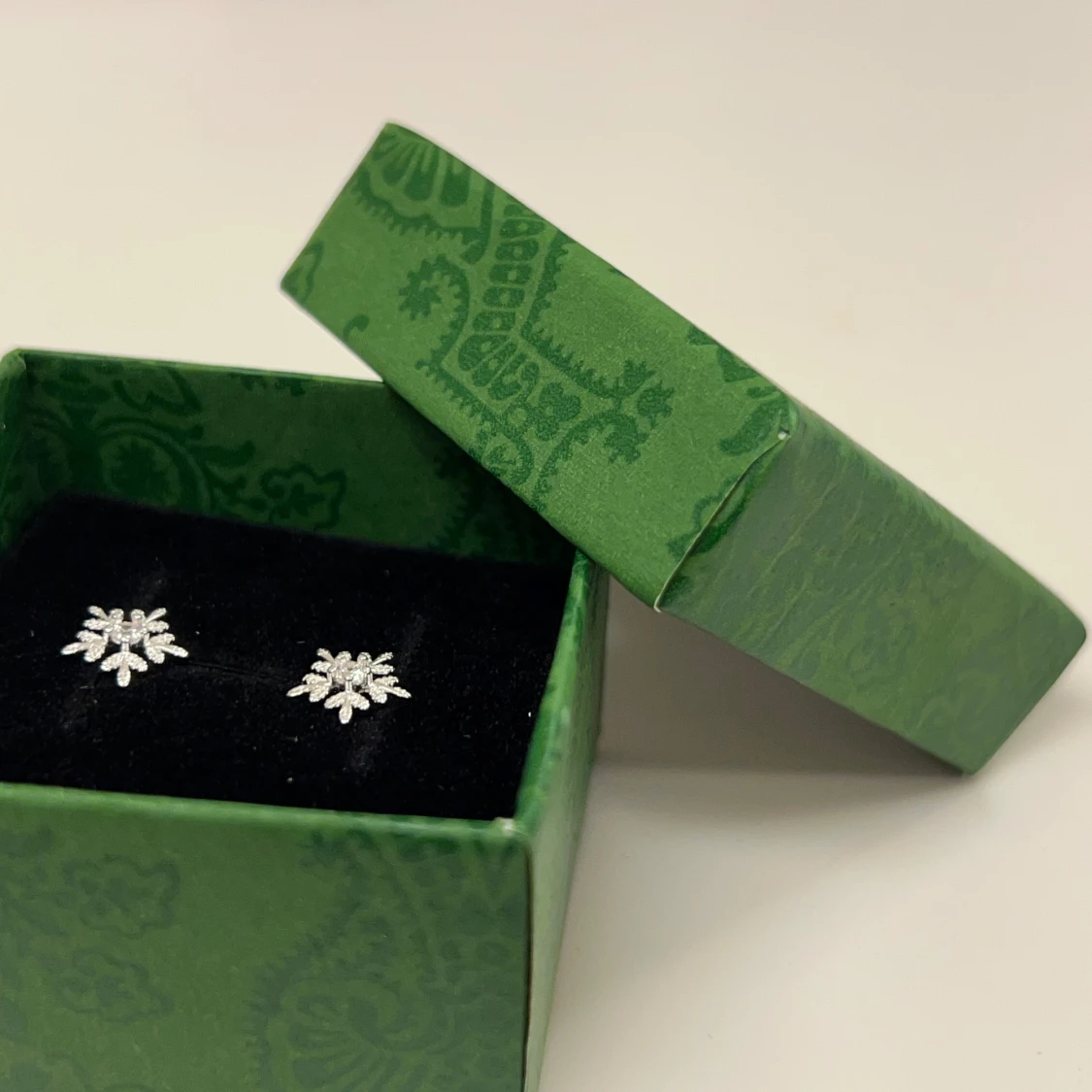 Snöflingeformade örhängen i äkta silver  - 1