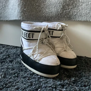 Moon boots - Köpte på plick får någon vecka sedan men de var för små, bra skick och men lite smuts inuti💗💋 Köpte dem för 900 ungefär här på plick så säljer för 900 då jag inte alls använt dem för de var för små😽 ⚠️Skriv gärna innan om du vill köpa dem för jag säljer dem på Vinted också!⚠️
