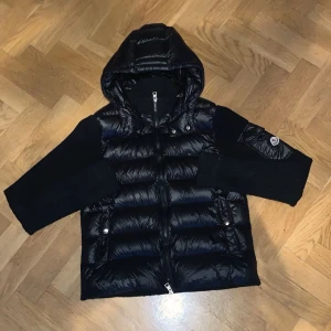 Svart dunjacka från Moncler - Säljer en snygg svart moncler cardigan som inte passar mig längre. Den har ett litet hål som du ser på bild 3. Skriv om du har frågor 🙌🏻