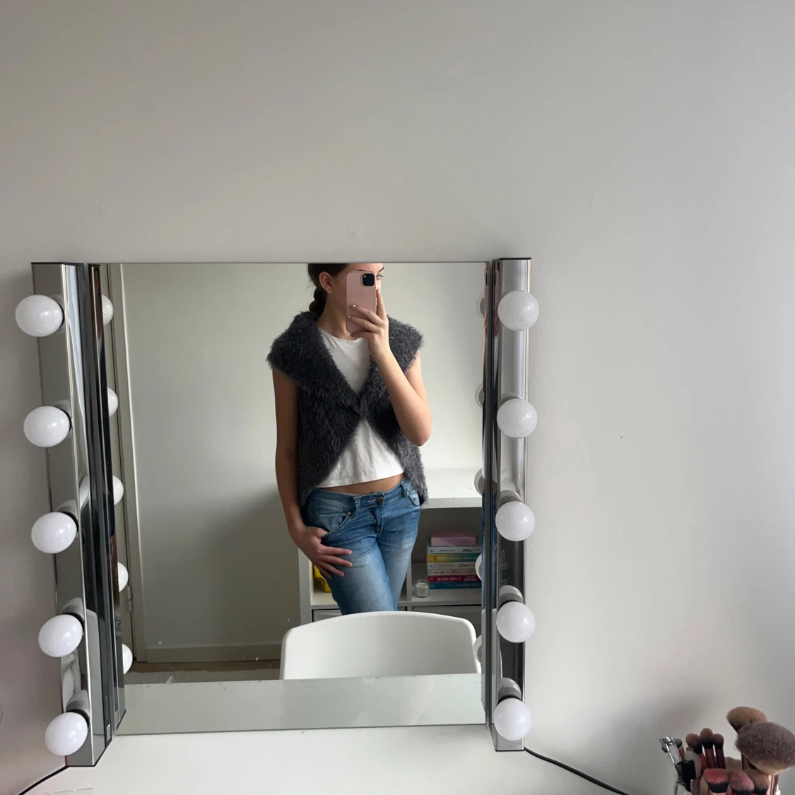 Grå pälsväst med virkad rygg