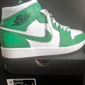 Air Jordan 1 Mid Lucky Green/Black-White EU 42.5 - Säljer ett par Air Jordan 1 Mid i färgen Lucky Green/Black-White. Skorna är HELT NYA och kommer i originalkartong.  Detta är mitt andra par. Har 2 helt nya par av dessa skor.  PASSAR BÅDA MÄN O KVINNOR  Har du fler frågor, tveka inte o höra av dig!!   Kan även mötas upp. I Skövde området
