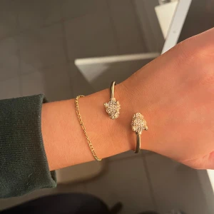 Guld armband - Säljer detta super fina guld/rosé armbandet. Söta ”leoparder” med diamanter(ej äkta), fint skick