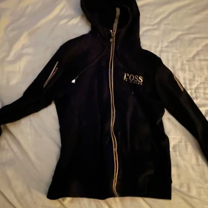 Svart,guld hoddie från Hugo boss  - Svart,guld hoddie har använts 7-8 gånger bra skick men snöret är lite trasigt, men det går att lösa