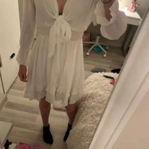 Vit klänning med knytband - En jättefin klänning med knytband. Den är använd en gång och är i ett fint skick. 💕 det går alltid och diskutera priset💕 