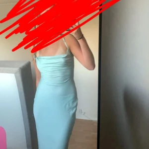 Ljusgrön Balklänning med öppen rygg - Ljusgrön/blå balklänning, använd 1 gång