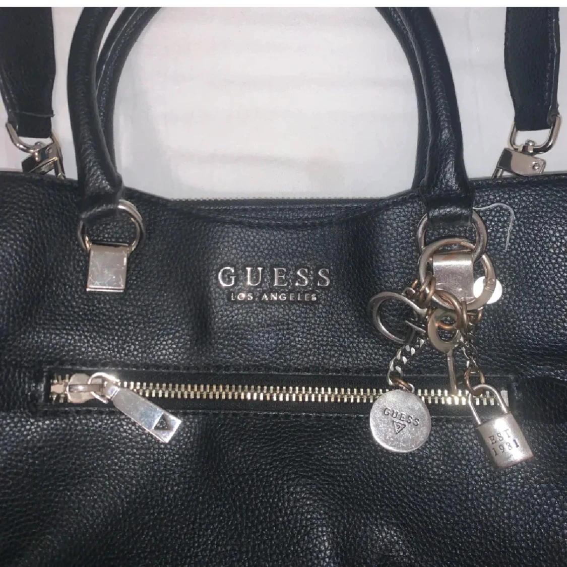 Svart handväska från Guess - 1