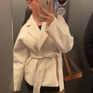 Kort kappa Gina tricot  - Kappa från Gina Tricot i storlek XS men passar mig som har S.  I fint skick förutom att den är något nopprig (se bilder). Men inget som syns särskilt mycket. 