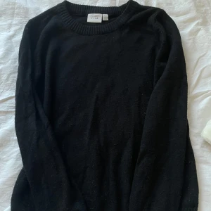 Stickad tröja - Jättefin svart stickad tröja!💗