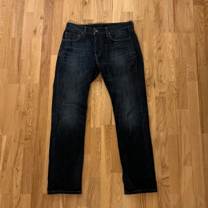 Levis 511 jeans  - Säljer dessa sjukt snygga Levis 511 jeans⭐️Jeansen är använda men i mycket gott skick. Passformen är riktigt najs 🍁🙌 Nypris för denna pärla ligger omkring 1200. Storleken är W33 och L32. Tveka inte på att höra av er vid minsta fråga eller fundering🙌🤝