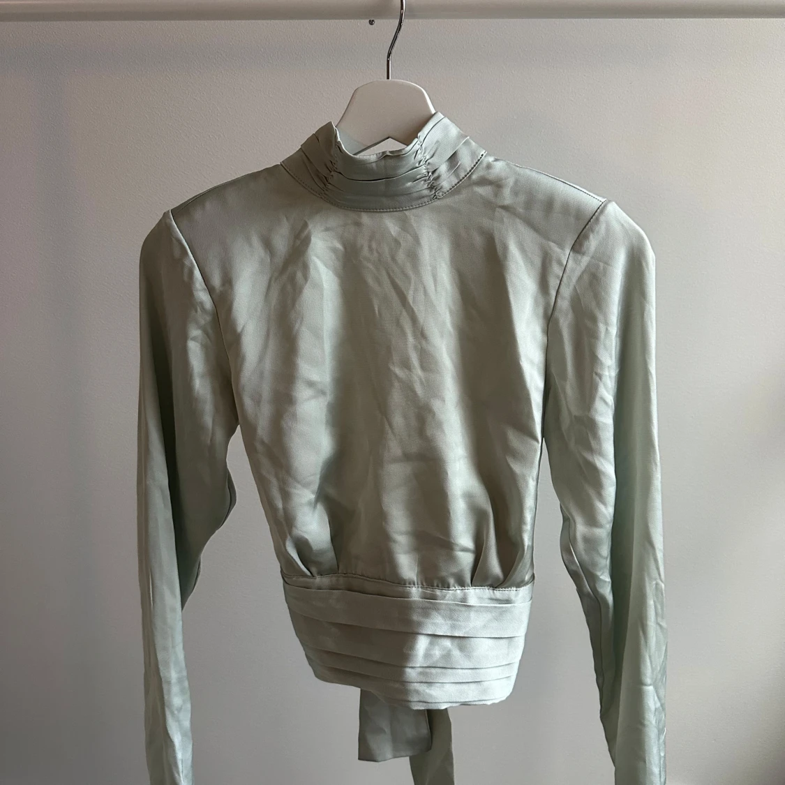 Grön långärmad topp med öppen rygg - 90