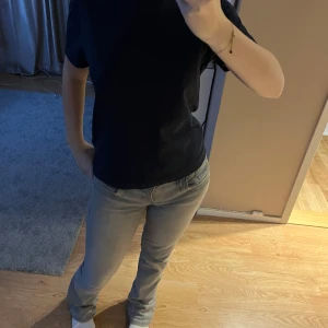 Svart t-shirt - En klassisk svart t-shirt med normal passform och korta ärmar. Perfekt för en enkel och stilren look.gant. 