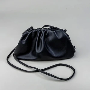 Clutch bag - Säljer min snygga clutch/dumpling bag! Nypris runt 600🤗 banden går att ta av