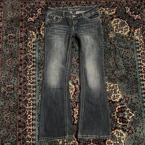 Lowrise och Bootcut Jeans - Lowrise och bootcut jeans 🤍Midjan är 85cm och innerbens är 79cm 💕