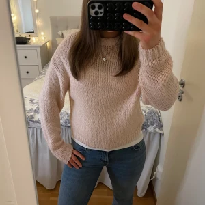 Ljusrosa stickad tröja - Mysig ljusrosa stickad tröja med långa ärmar och rund hals. Perfekt för kyligare dagar och enkel att matcha med jeans eller kjol. Den är använd och därför lite nopprig men det är inget man tänker på tycker jag! Dåligt ljus när jag tog bilderna så skulle säga att den är mycket mer rosa i verkligheten! Storlek xs/s💕säljer för 99kr Kan dra ner priset!