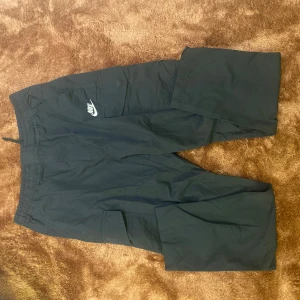 Nike Cargo knappt använda - Sök upp Nike cargo - oanvända 