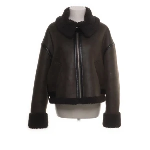 Shearling jacka, Zara - Super snygg jacka som slutat säljas från Zara! Super bra skick, endast använd fåtal gånger. Skriv privat för fler bilder eller eventuella frågor!