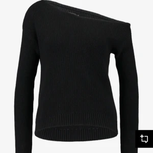 Svart off shoulder tröja  - Gullig off shoulder tröja, väldigt bra skick! Skicka privat för egna bilder