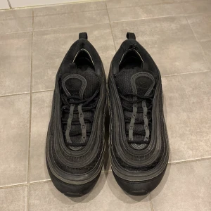Svarta Nike Air Max sneakers - Säljer ett par svarta Nike Air Max sneakers i storlek 42.5. Skorna har en stilren design med synlig luftdämpning i sulan och klassisk snörning. Perfekta för en sportig look.