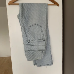 Randiga jeans från Flash Jeans - Snygga randiga jeans från Flash Jeans i blått och vitt. De har en klassisk design med fickor både fram och bak. Perfekta för en avslappnad stil med en touch av retro. Priset går att diskutera vid snabb affär. Kontakta gärna mig om du har funderingar eller vill få fler bilder.