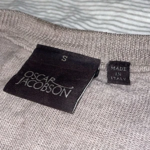 Oscar Jacobson merinoull tröja - Säljer en stilren beige tröja från Oscar Jacobson, som köptes för 1399kr. Tröjan passar till väldigt mycket och har en riktigt fin färg! Kan tänka mig gå ner lite i pris vid snabb affär:)