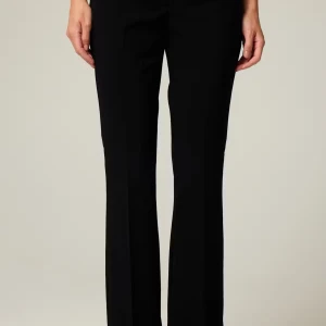 Svarta kostymbyxor - Använd en gång Eleganta svarta kostymbyxor med hög midja och en klassisk straight passform. Perfekta för en stilren look. Byxorna har en tidlös design som passar till många olika tillfällen.