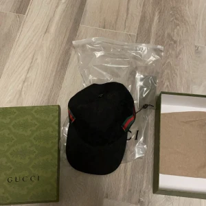 Gucci Keps  - Hej jag säljer en splitter ny Gucci keps för jag ska köpa en annan.