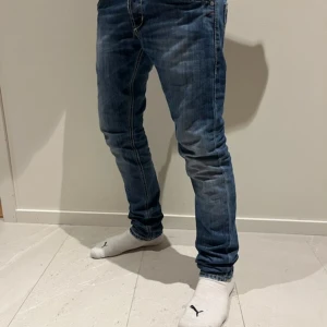 Dondup jeans - Dondup jeans i modellen sam sitter som George. Storlek 29 passar mig perfekt [173cm]. Inga defekter. Hör av er för ytterligare frågor eller information!